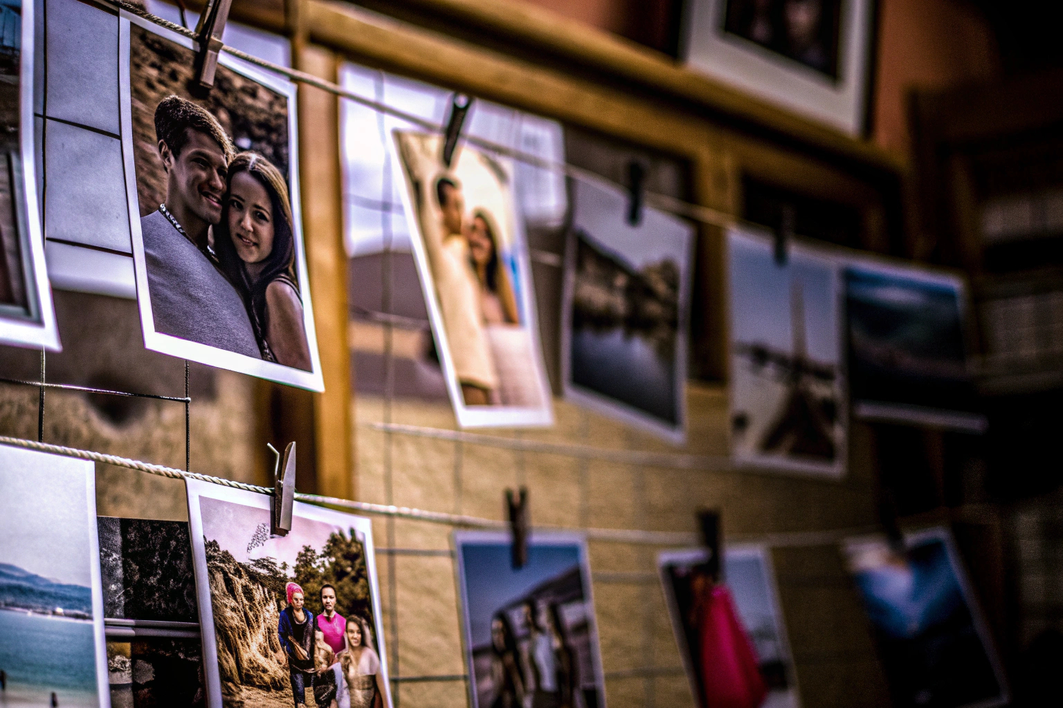 Selbstklebende Bildklammern an einer Wand mit Fotos. Selbstklebende Bildklammern