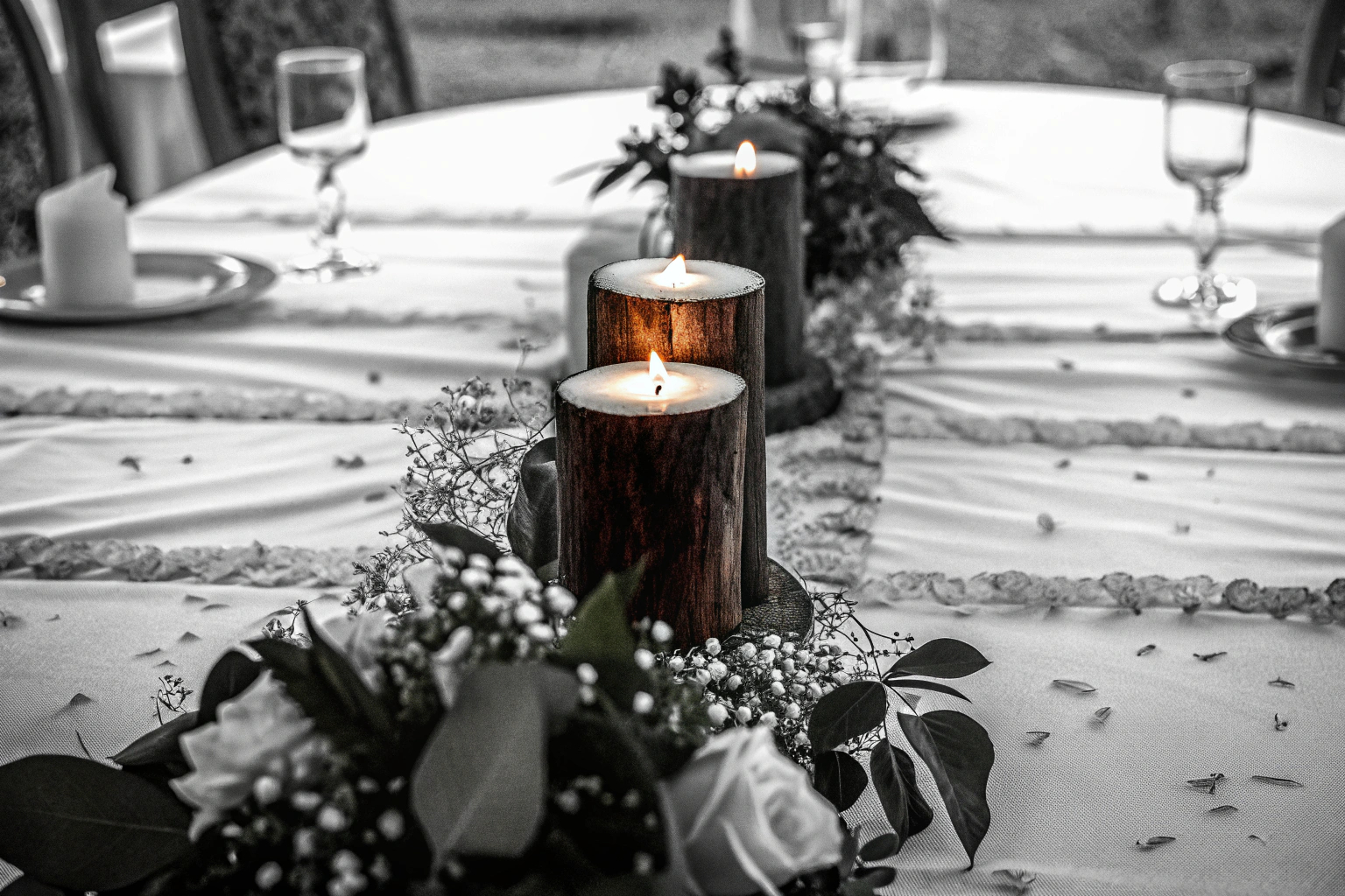 Stilvolles Teelichthalter-Set aus Holz auf einem dekorierten Tisch. Teelichthalter-Set aus Holz
