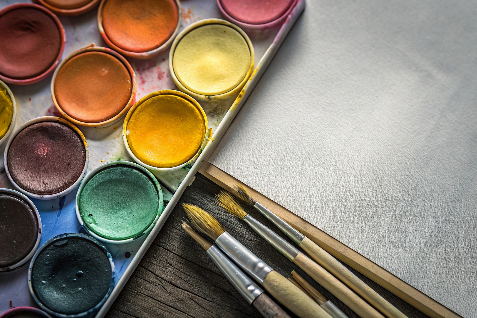 Bunte Acrylfarben auf einer Palette