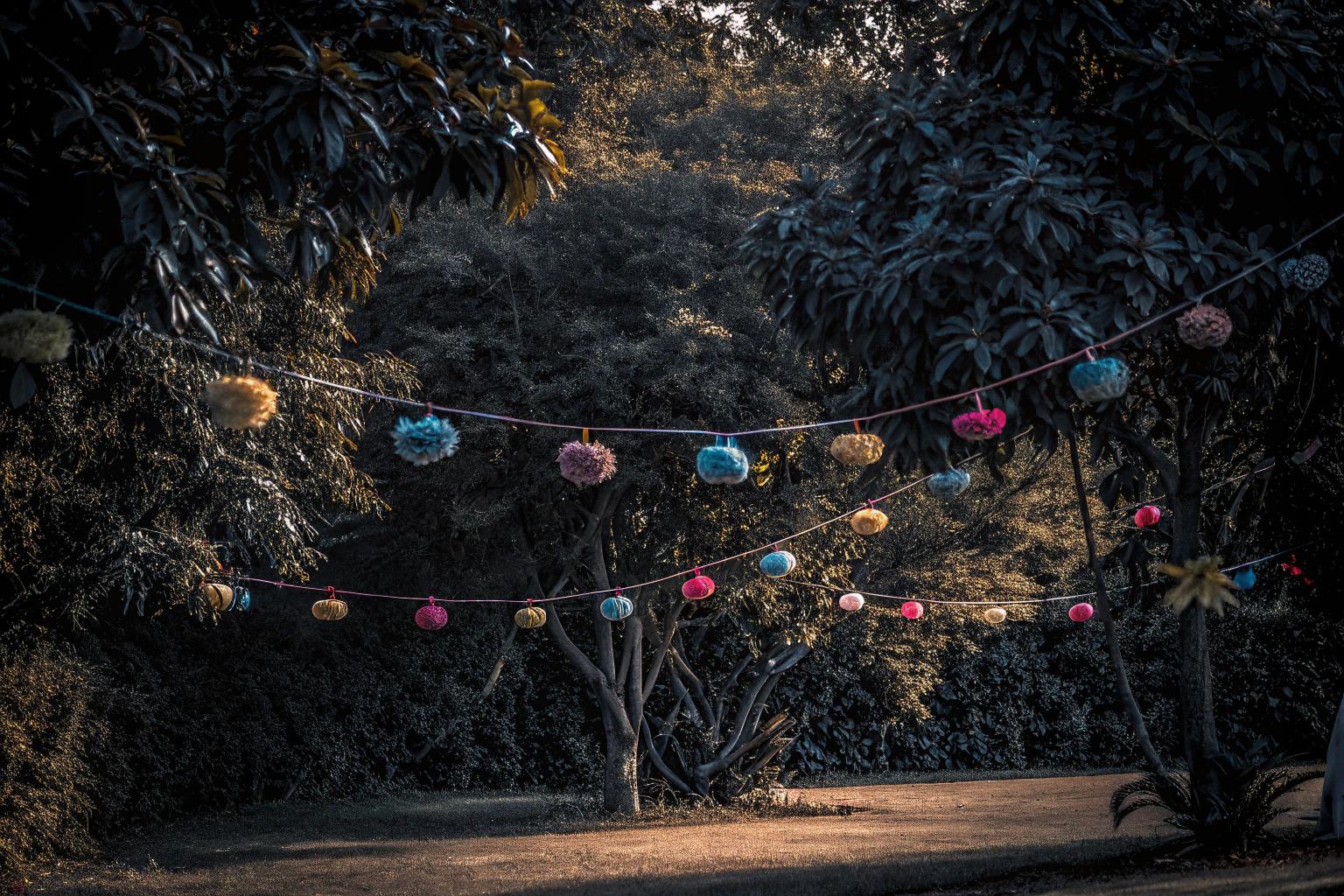 Bunte Pompons und Girlanden im Garten