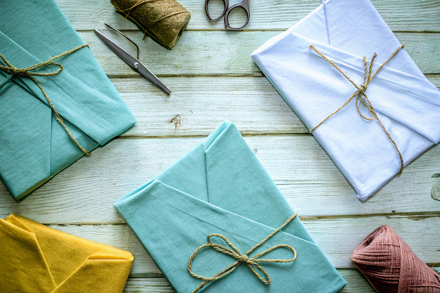 Verschiedene DIY-Geschenkverpackungen aus alten T-Shirts, dekorativ und nachhaltig. Geschenkverpackungen aus alten T-Shirts
