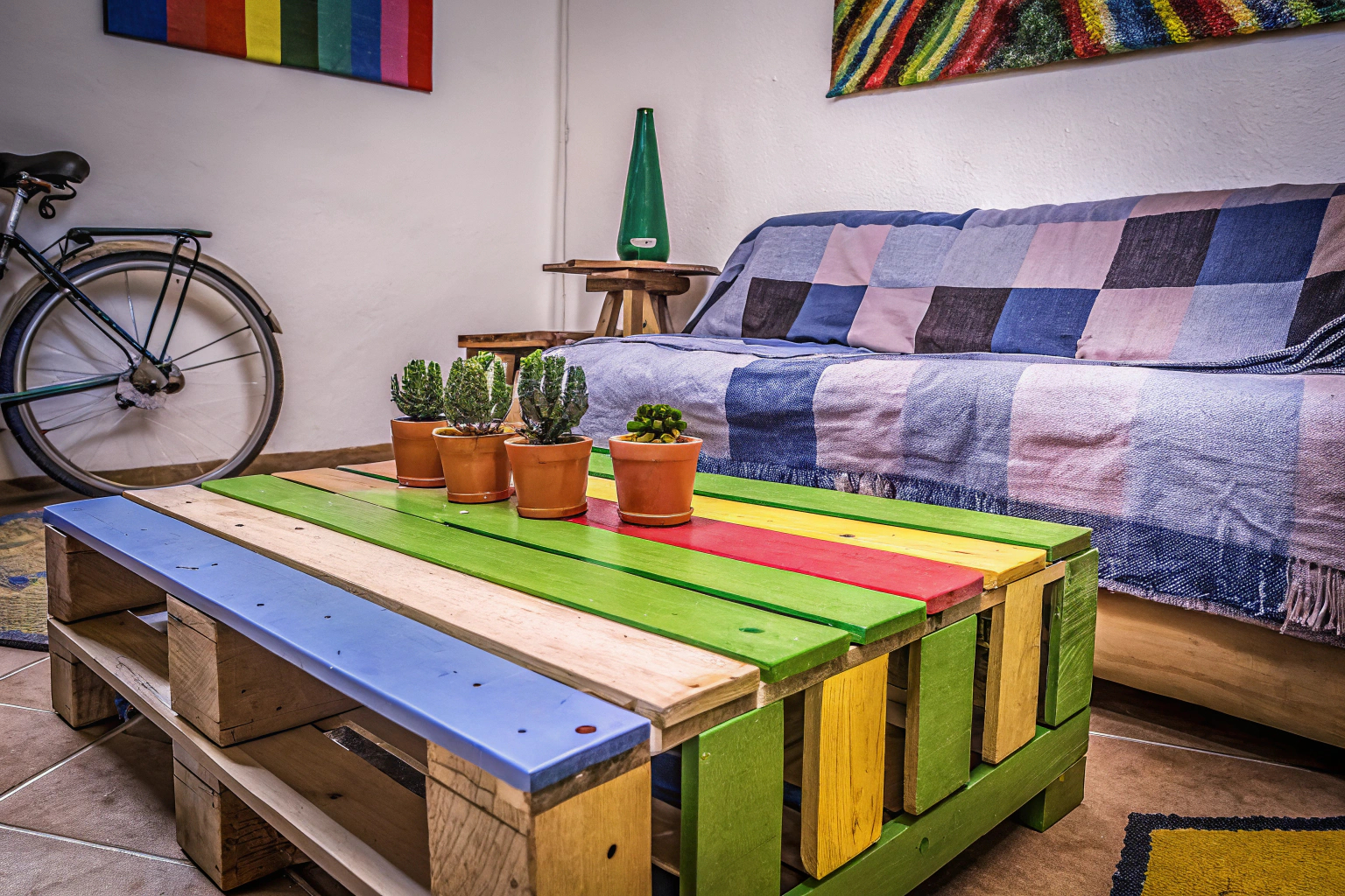 Verschiedene DIY-Upcycling-Projekte in einem gemütlichen Wohnzimmer DIY-Upcycling-Projekte im Wohnzimmer