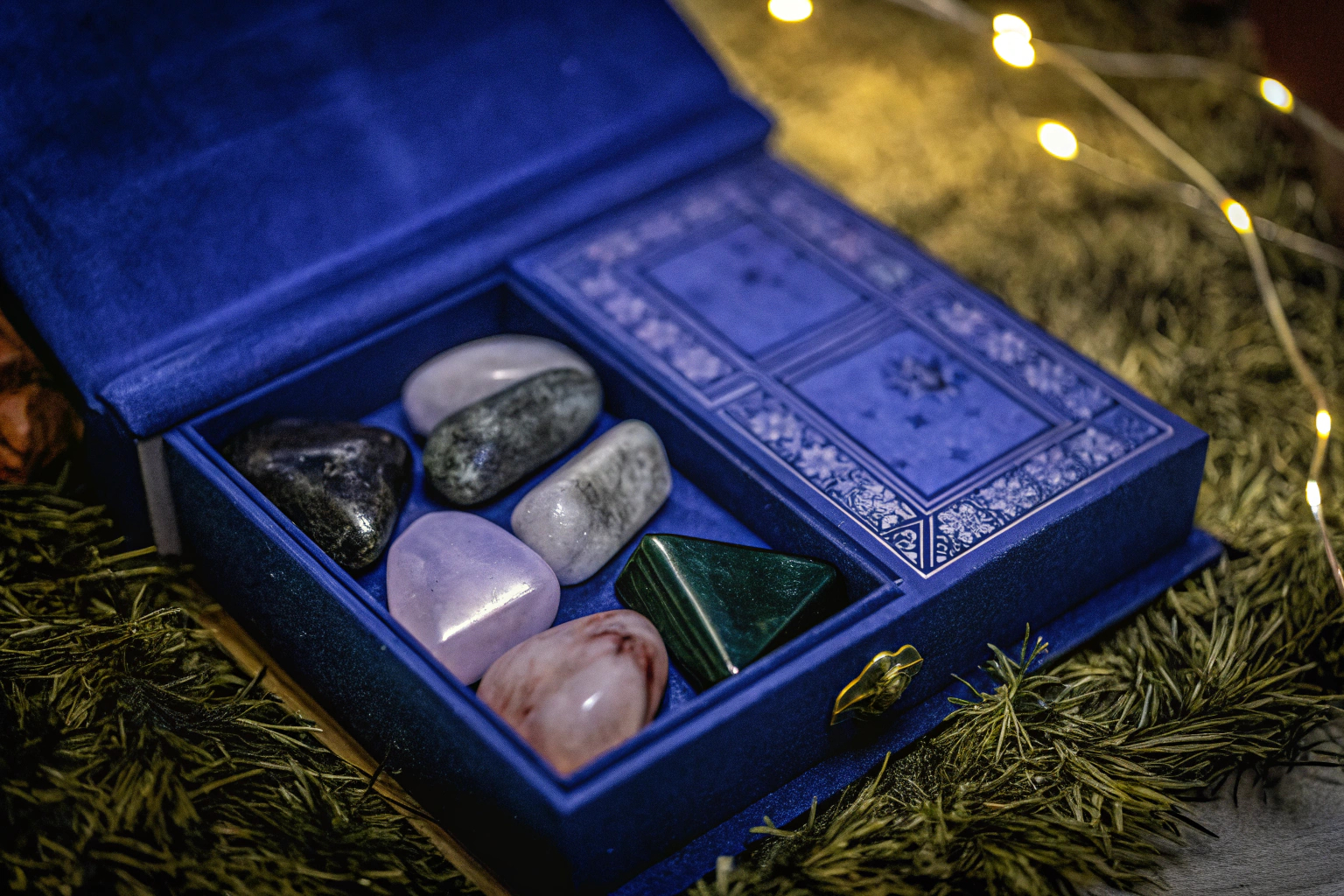 Verschiedene Edelsteine und Kristalle aus einem Adventskalender. Edelstein Adventskalender