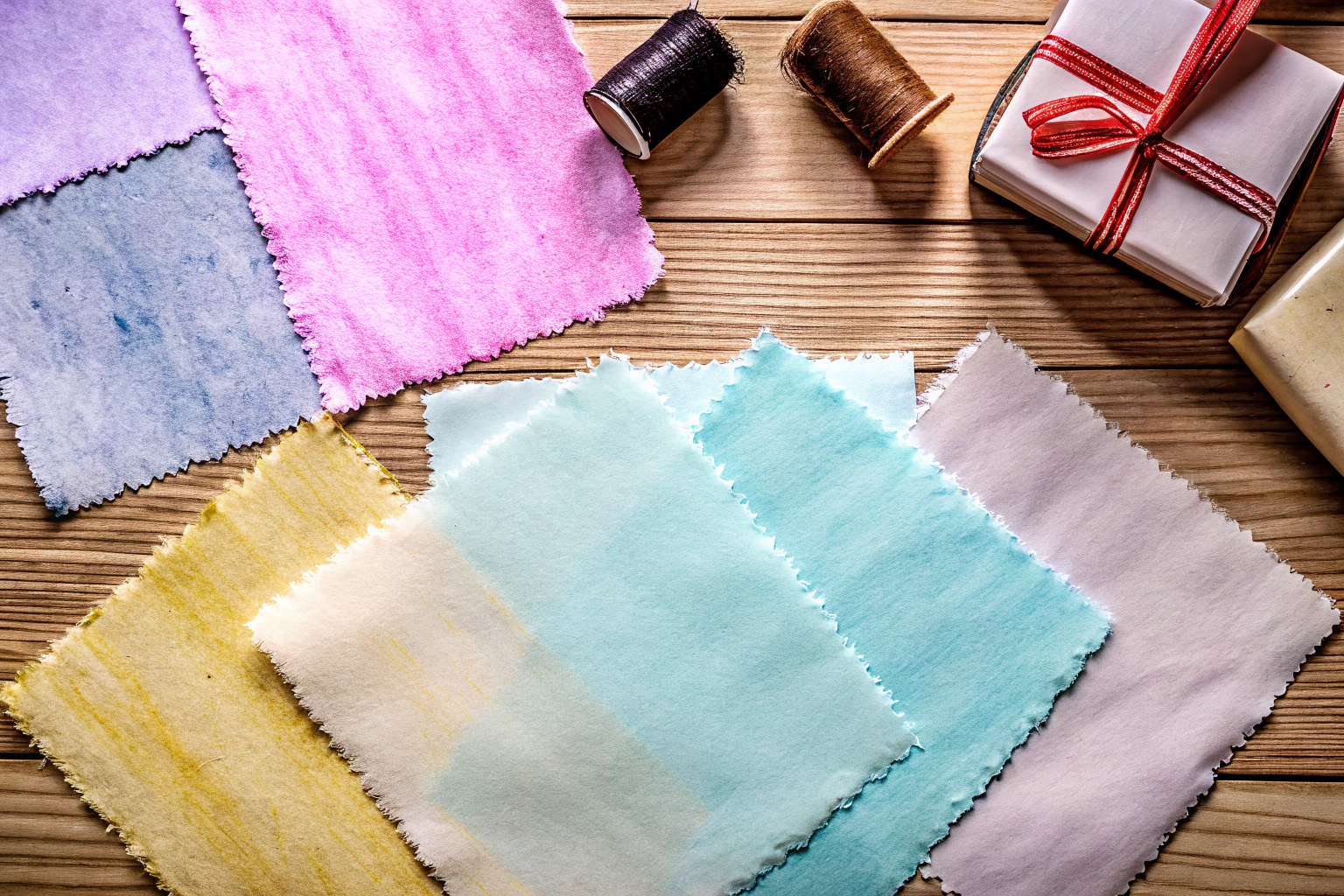 Verschiedene Farben von Seidenpapier, geeignet für kreative Verpackungen bei allen Anlässen. Verschiedene Farben von Seidenpapier