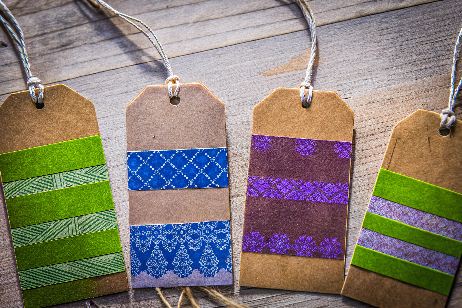 Verschiedene Kraftpapier Anhänger mit Schnur, verziert mit Stempeln und Washi-Tape. Kreative Kraftpapier Geschenkanhänger
