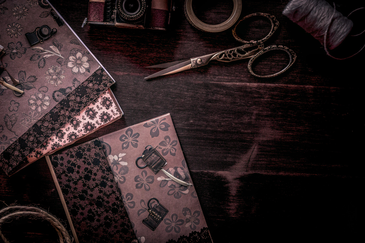 Verschiedene Scrapbooking Sticker und Papier im Vintage-Stil, die für kreative Projekte verwendet werden. Vintage Scrapbooking Sticker und Papier