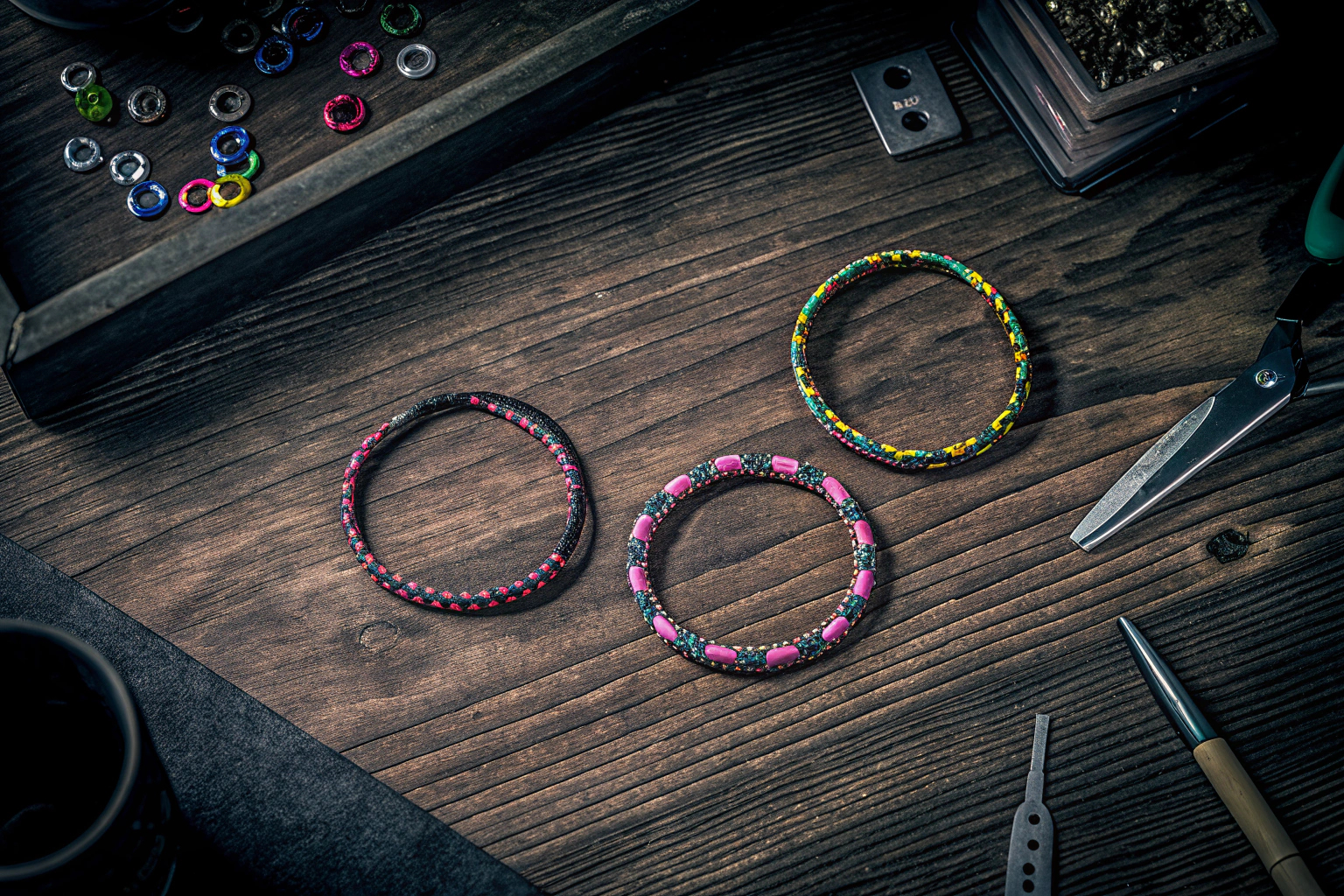 Verschiedene selbstgemachte Armbänder mit bunten Perlen. Selbstgemachte Perlenarmbänder