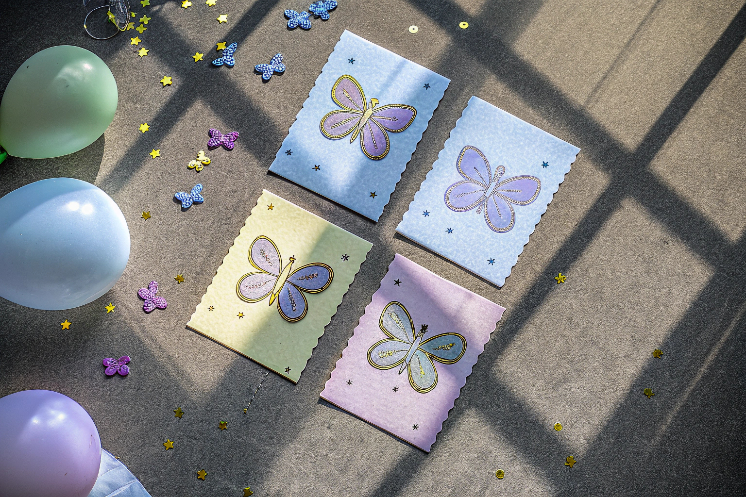 Verspielte Einladungskarten mit Schmetterlingsmotiven, ideal für Kindergeburtstage. Schmetterlings Einladungskarten für Kinder