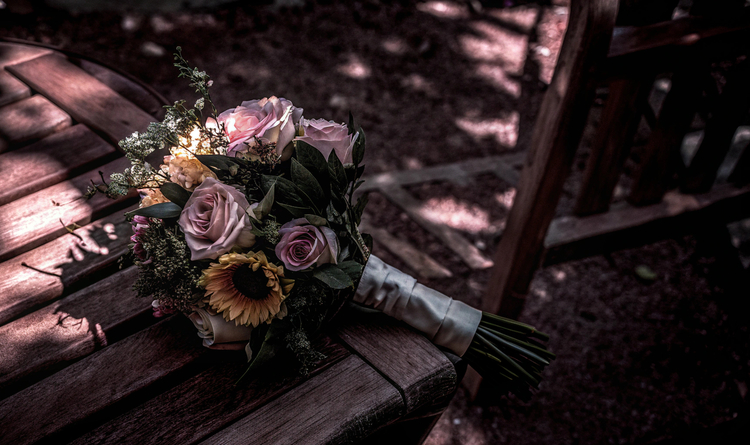 Kreative Hochzeitsdekoration mit Blumen aus dem eigenen Garten