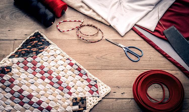 Alte T-Shirts in kreative DIY-Projekte verwandeln